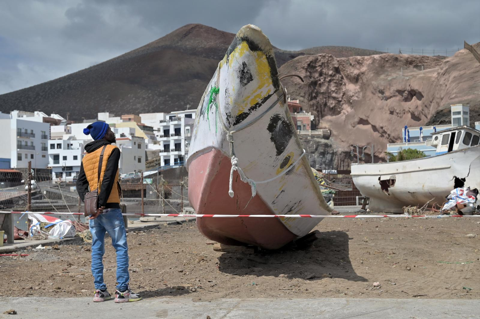 Un migrante observa una embarcación llegada a El Hierro