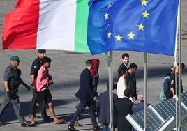 Migrantes bajan del barco de la Marina italiana 'Libra' en Albania.