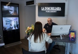 Atención personalizada para el alquiler de una vivienda en una oficina inmobiliaria en Barcelona