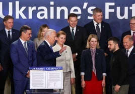 Joe Biden durante el 75 aniversario de la OTAN junto a Zelenski y otros líderes europeos como el alemán Scholz, el español Sánchez y la estonia Kallas, entre otros.