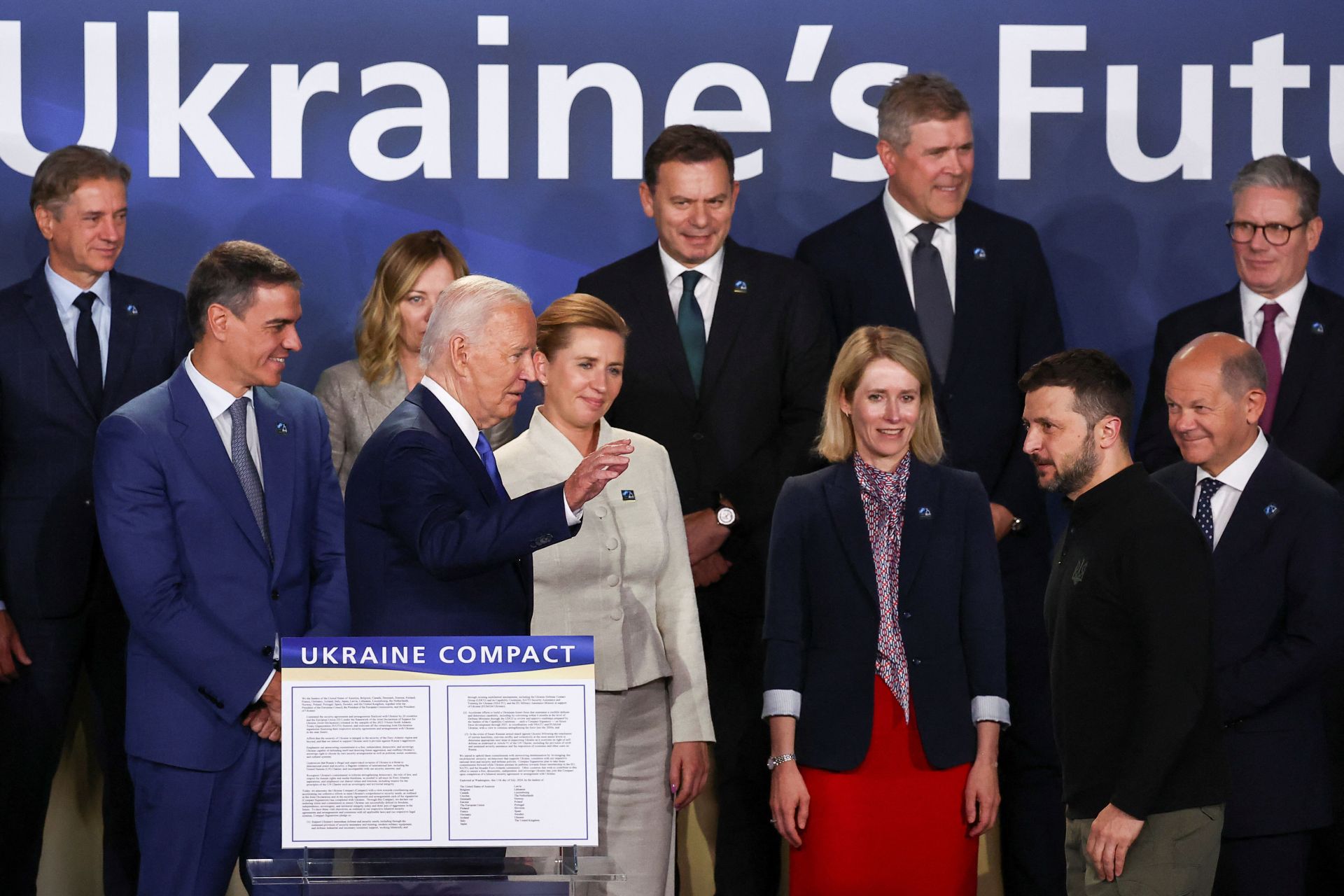 Joe Biden durante el 75 aniversario de la OTAN junto a Zelenski y otros líderes europeos como el alemán Scholz, el español Sánchez y la estonia Kallas, entre otros.