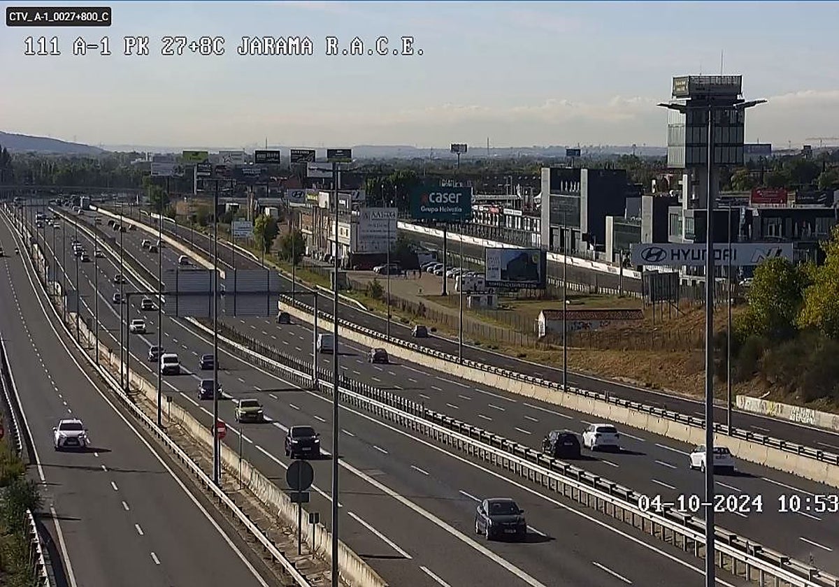 Coches circulando por las inmediaciones del circuito del Jarama