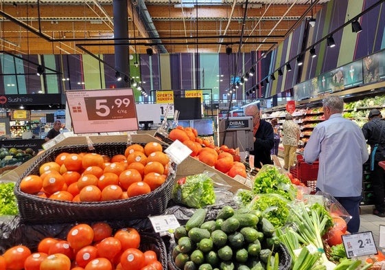 Varias personas comprando en un supermercado.