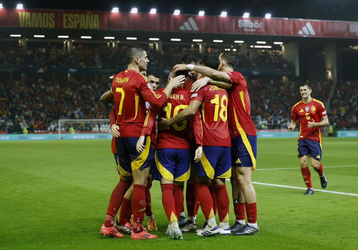 Los jugadores españoles celebran el gol de Baena a Serbia.