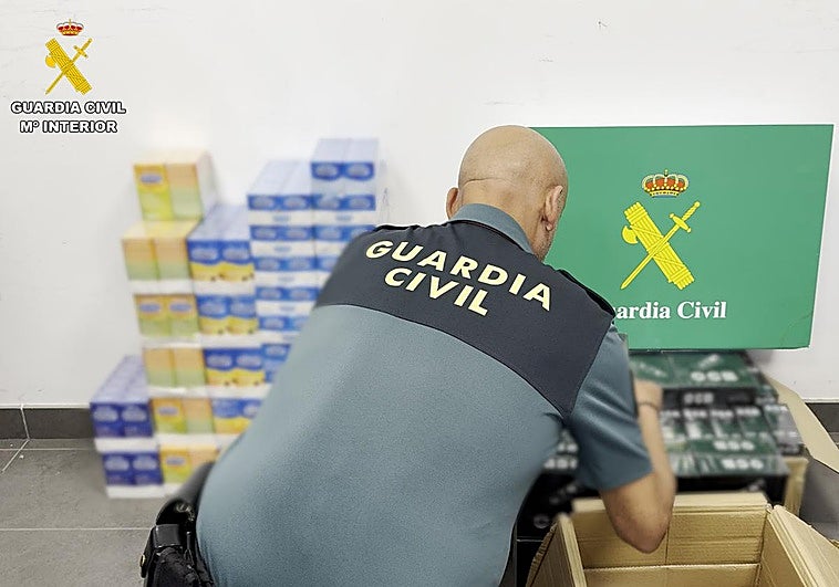 Un agente de la Guardia Civil registra el cargamento.