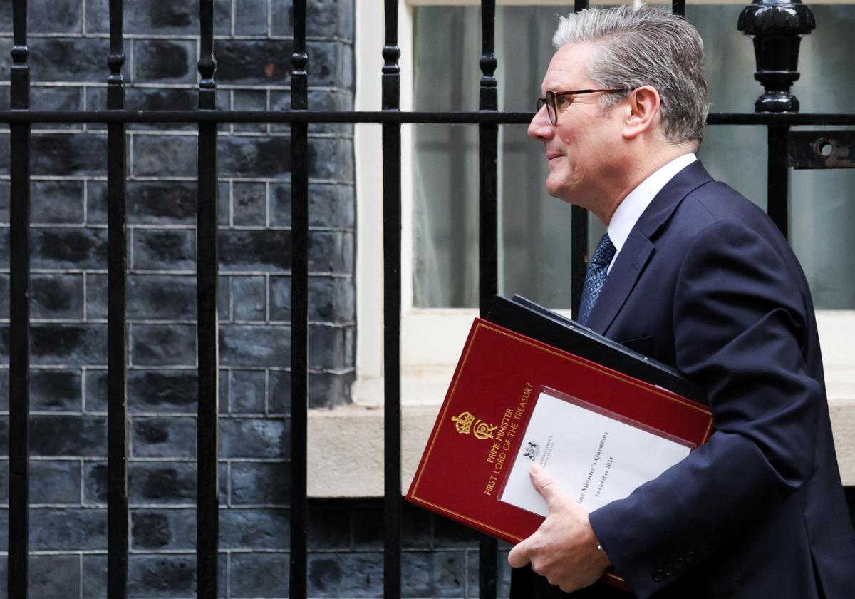 El primer ministro Starmer abandona Downing Street.