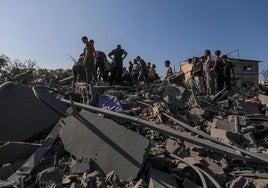 Búsqueda de supervivientes en un edificio bombardeado por Israel en Gaza.