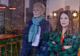 Tilda Swinton y Julianne Moore en los primeros compases de 'La habitación de al lado', que transcurren en Nueva York.