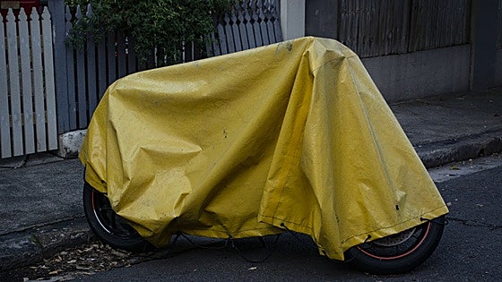 Protege tu moto de los elementos incluso si duerme en parking con estas fundas de moto
