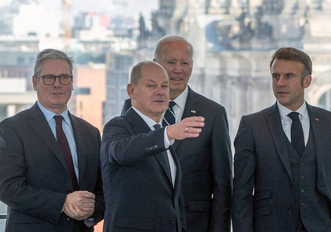 Starmer, Scholz, Biden y Macron frente al edificio del Reichstag en Berlín.