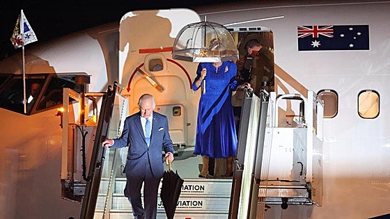 Carlos III inicia entre protestas el primer viaje a Australia y Samoa de su reinado