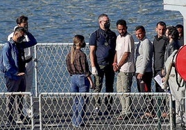 Los emigrantes desplazados por Italia a Albania desembarcan en el puerto de Shengjin.