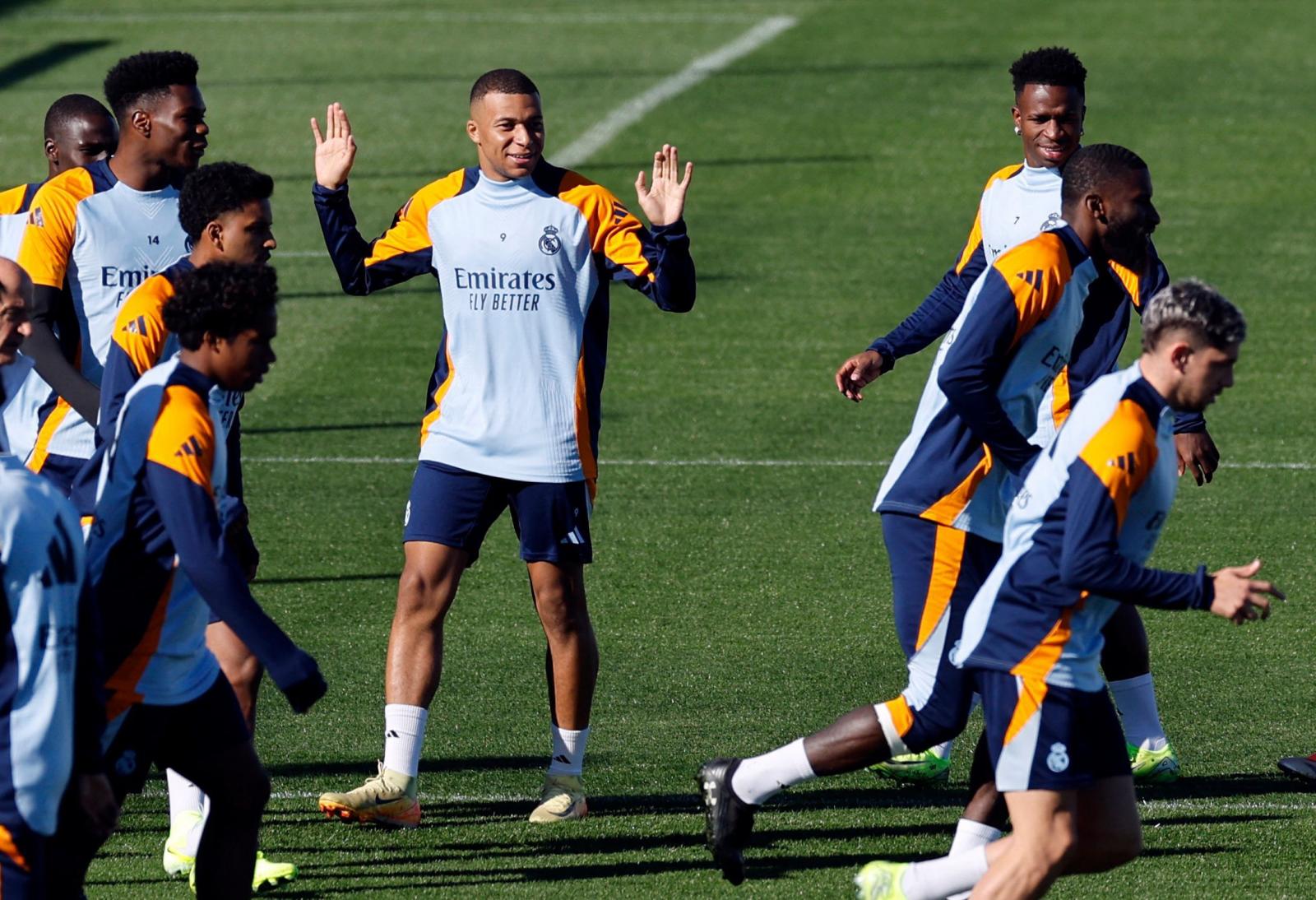 Kylian Mbappé, sonriente durante el entrenamiento del Real Madrid de este viernes.