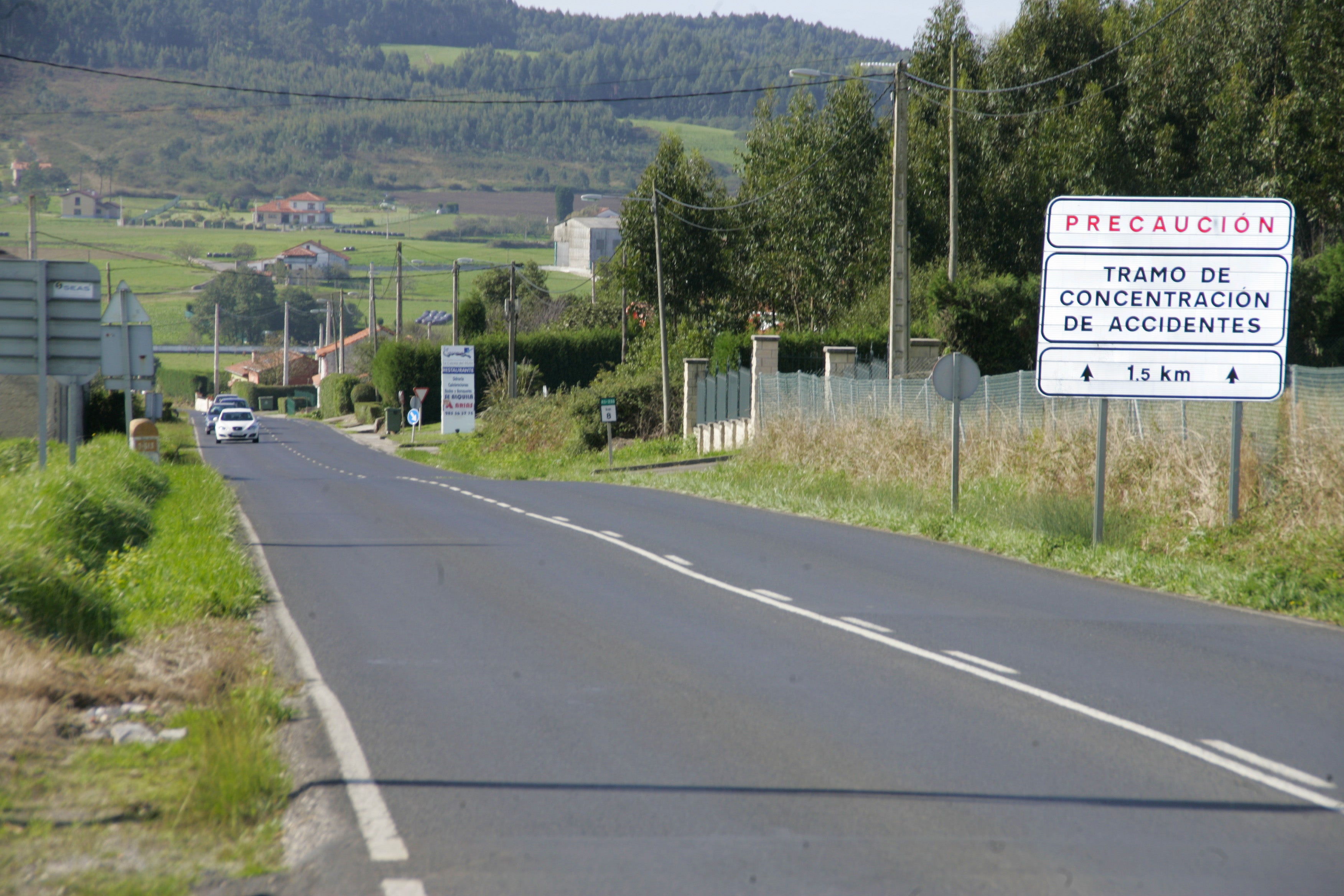 Una carretera en Asturias con la advertencia de un tramo de concentración de accidentes.