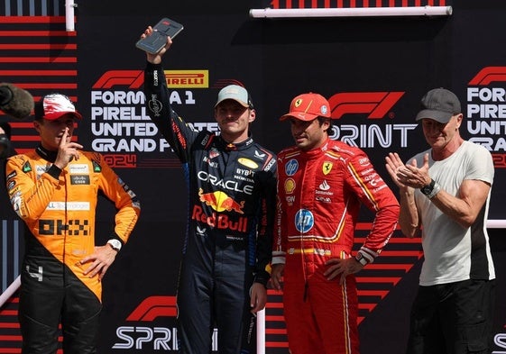 Max Verstappen, con el trofeo de vencedor de la carrera al sprint del GP de Estados Unidos, entre Lando Norris y Carlos Sainz.