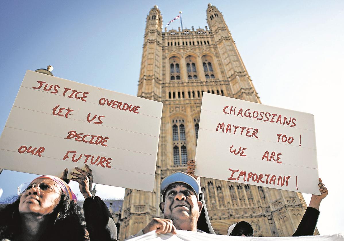 Chagosianos protestan contra el modo de actuar del Gobierno británico.