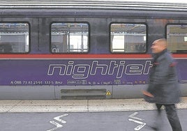 Un empleado de la SNCF pasa junto a un vagón del tren 'nightjet' Berlín-París.