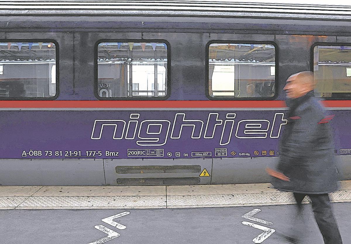 Un empleado de la SNCF pasa junto a un vagón del tren 'nightjet' Berlín-París.