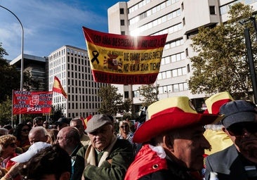 Miles de manifestantes claman por elecciones ya ante los juzgados de Madrid