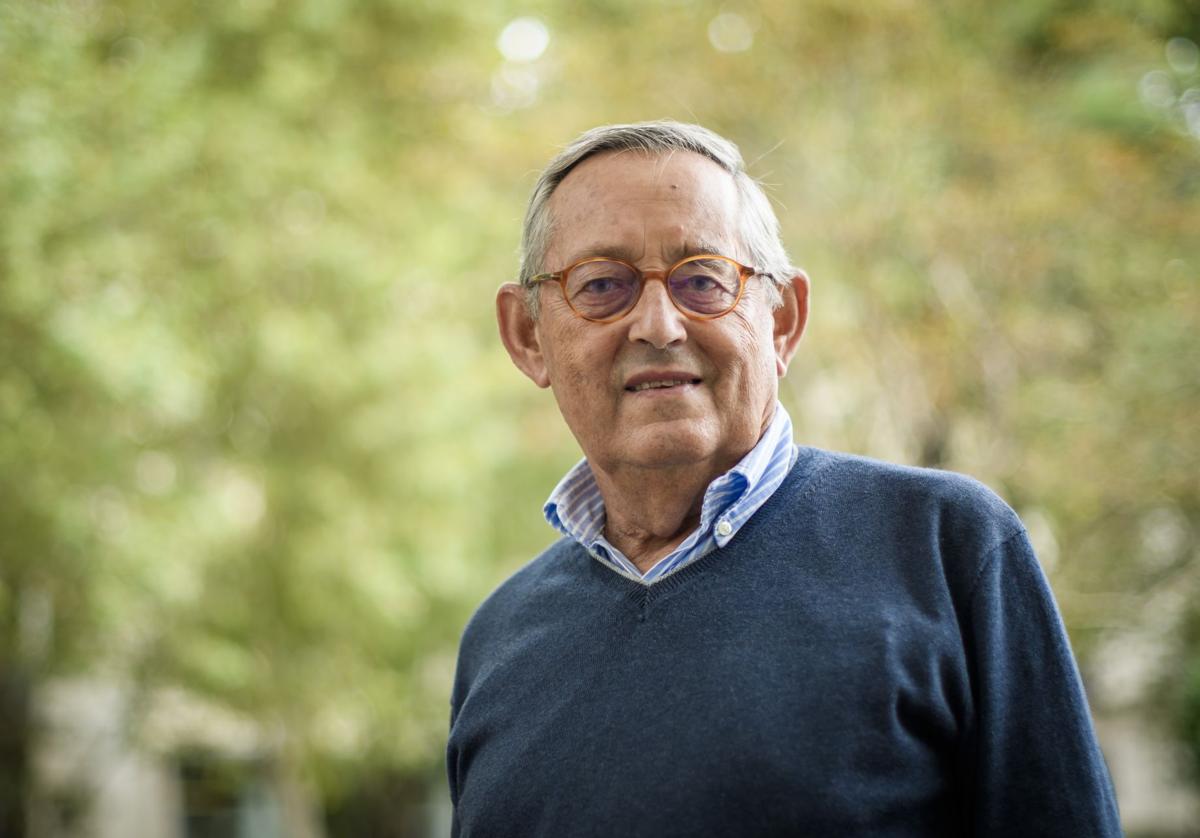 Miguel Delibes de Castro, con su libro en la Casa de la Ciencia, en Sevilla.