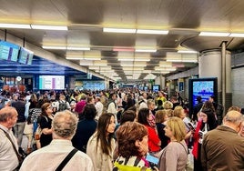 Cientos de pasajeros esperando información en la estación de Atocha este sábado.