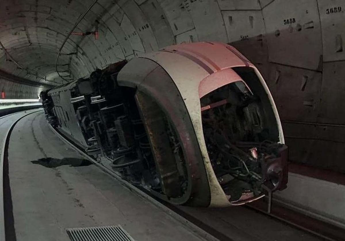 Tren descarrilado este sábado en el túnel de AVE entre las estaciones madrileñas de Chamartín y Atocha.