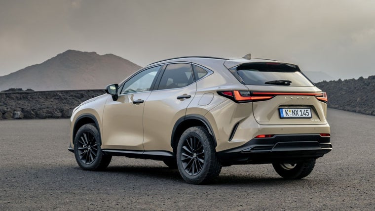 El NX 350h Overtrail llega con un color exclusivo para el acabado.