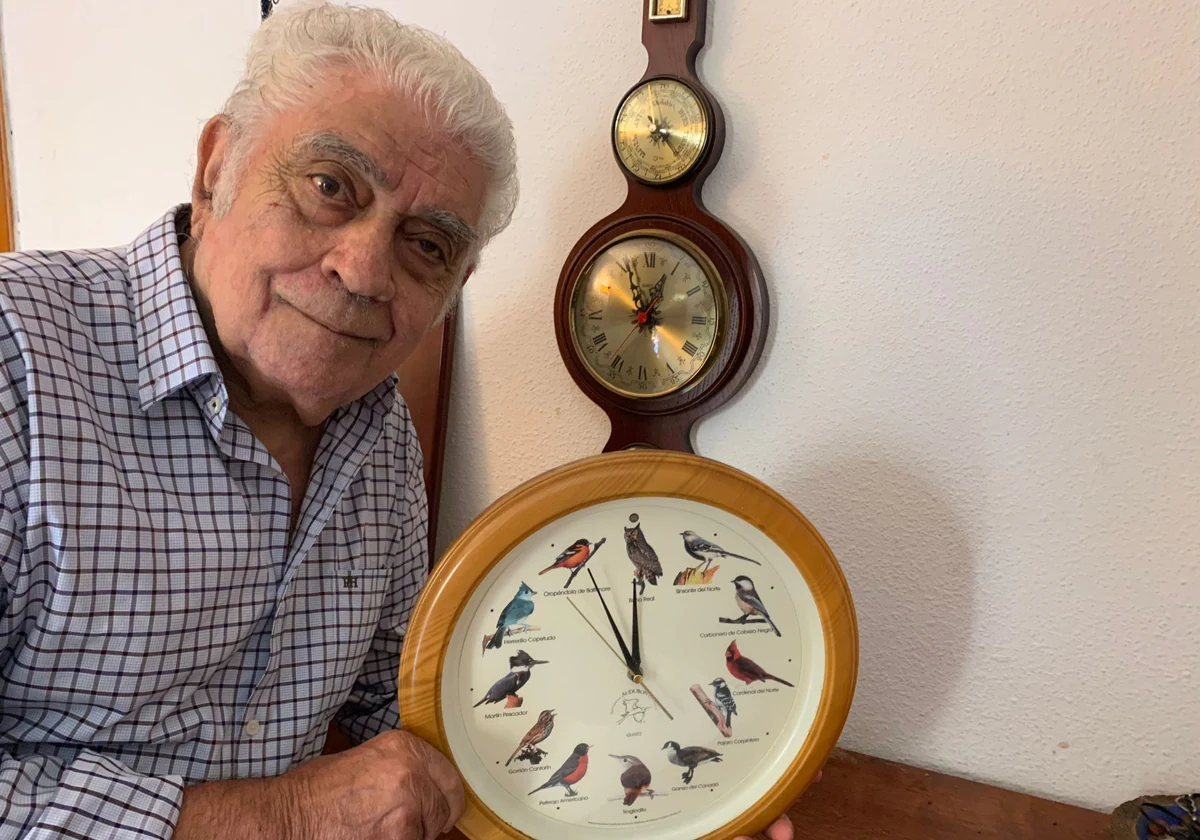 José Antonio Pardellas, fotografiado por su hijo, en su domicilio de Tenerife con dos relojes, uno con la hora insular canaria y otro con la de la España peninsular.