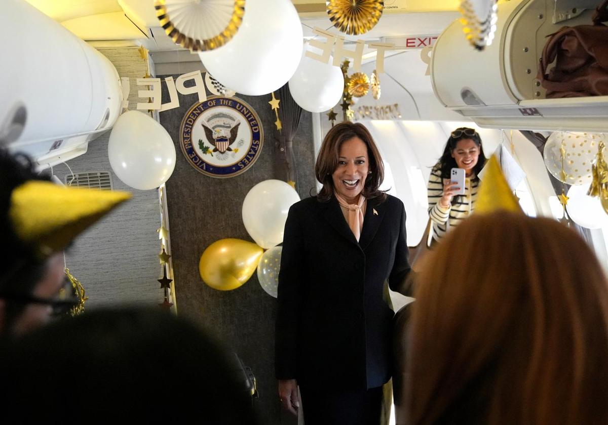 Harris, sorprendida por miembros de su campaña con decoraciones por su cumpleaños a bordo del Air Force Two.