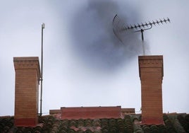 Humo de la chimenea de un edificio.