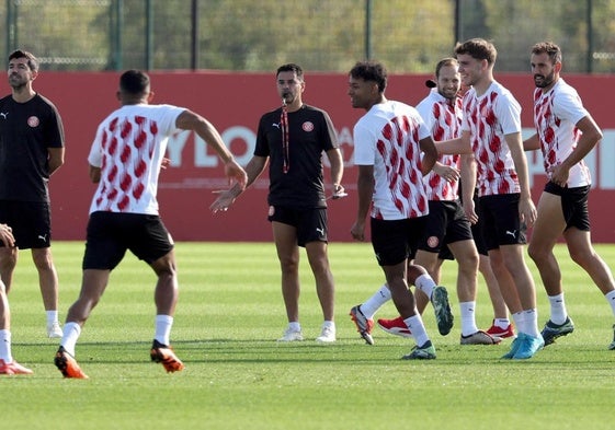 Míchel supervisa un entrenamiento del Girona previo al duelo ante el Slovan.