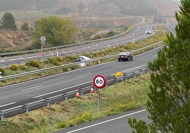 Punto de la AP-68 en la que se ha producido en accidente, donde aún ha restos en la mediana.