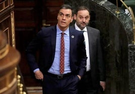 El presidente del Gobierno, Pedro Sánchez, en el Congreso seguido del entonces ministro José Luis Ábalos antes de que estallase el 'caso Koldo'.