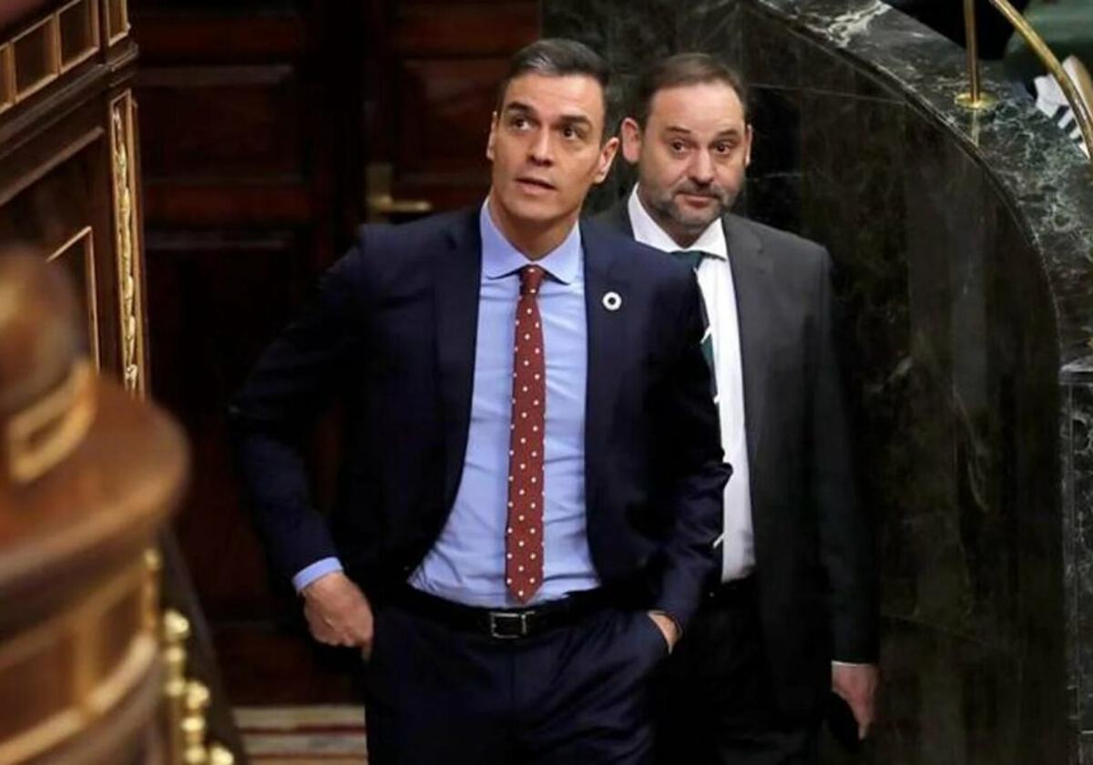 El presidente del Gobierno, Pedro Sánchez, en el Congreso seguido del entonces ministro José Luis Ábalos antes de que estallase el 'caso Koldo'.