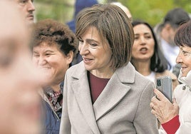 Maia Sandu es aclamada por sus seguidoras a su llegada al colegio electoral en el que ejerció de derecho al voto.