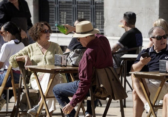 Unos turistas en una terraza de Oviedo.