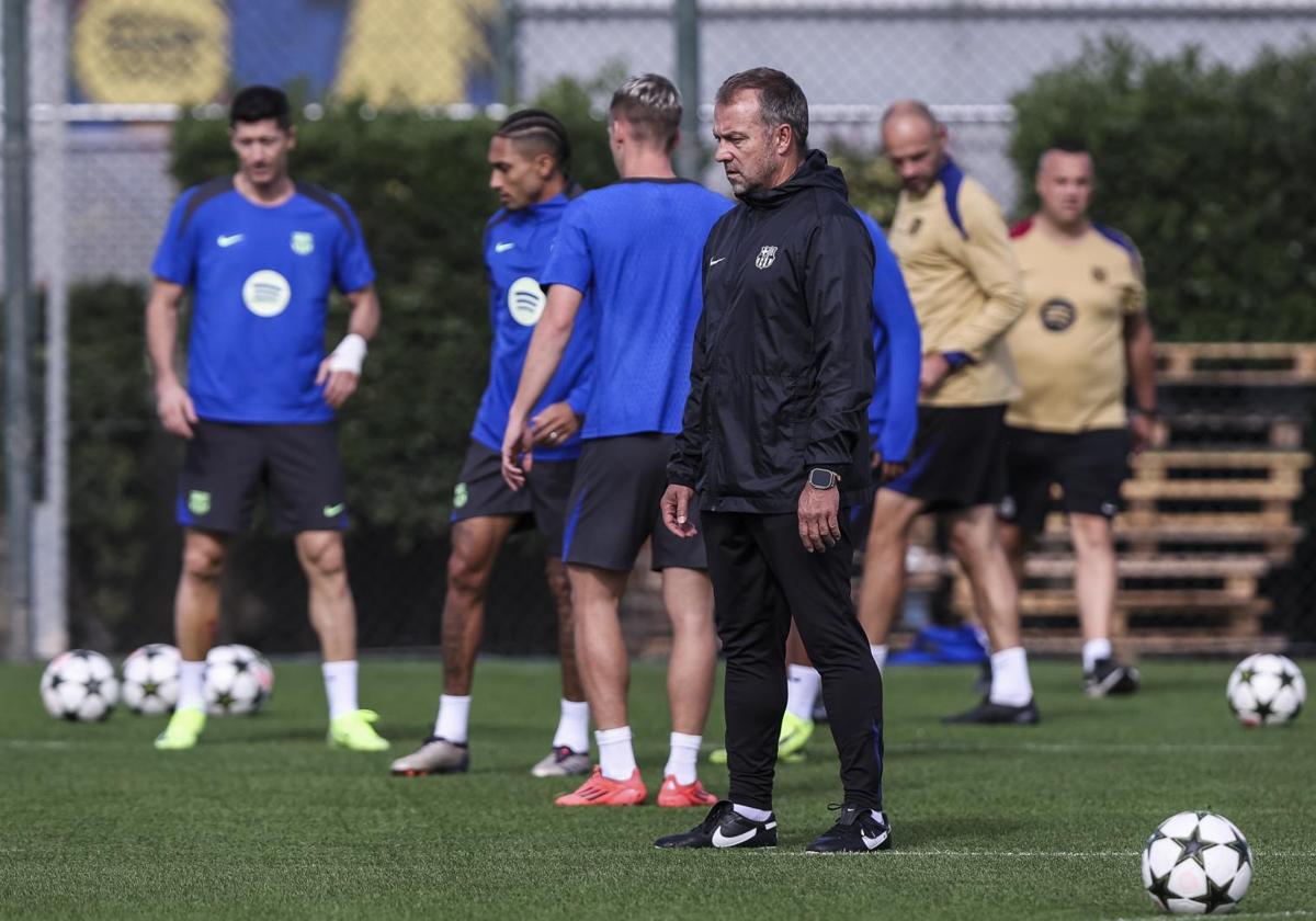 Hansi Flick, durante el entrenamiento del Barça previo al duelo ante el Bayern.