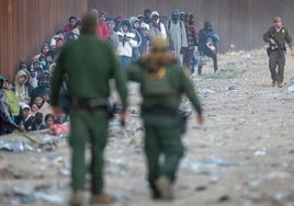 Inmigrantes ilegales son retenidos en la frontera entre Estados Unidos y México.