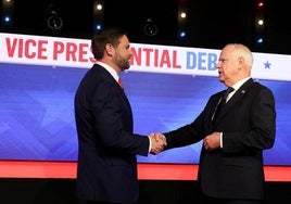 Los candidatos a vicepresidente J. D. Vance y Tim Walz se saludan durante el debate electoral del pasado 1 de octubre.