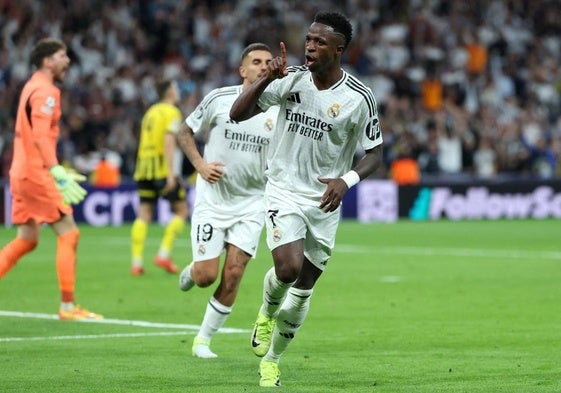 Vinicius celebra uno de los tres goles que marcó ante el Borussia Dortmund.