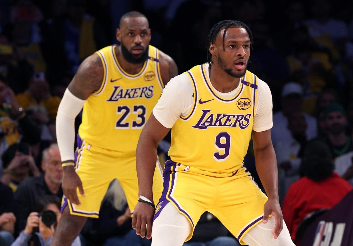 LeBron y Bronny James, en el partido entre Minnesota Timberwolves y Los Angeles Lakers en Crypto.com Arena