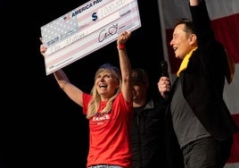 Kristine Fishell recibe un cheque de un millón de dólares de manos de Elon Musk en Pittsburgh.