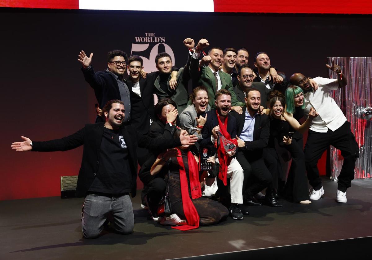 El equipo del bar Sips, de España, durante la ceremonia de entrega de los World's 50 Best Bars 2024.