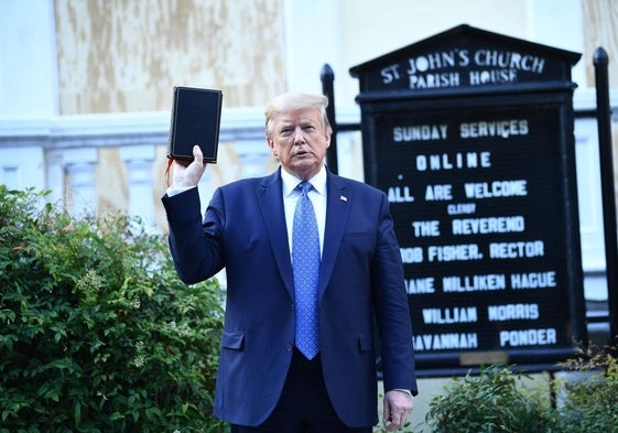 Donald Trump promociona su propia edición de la Biblia.