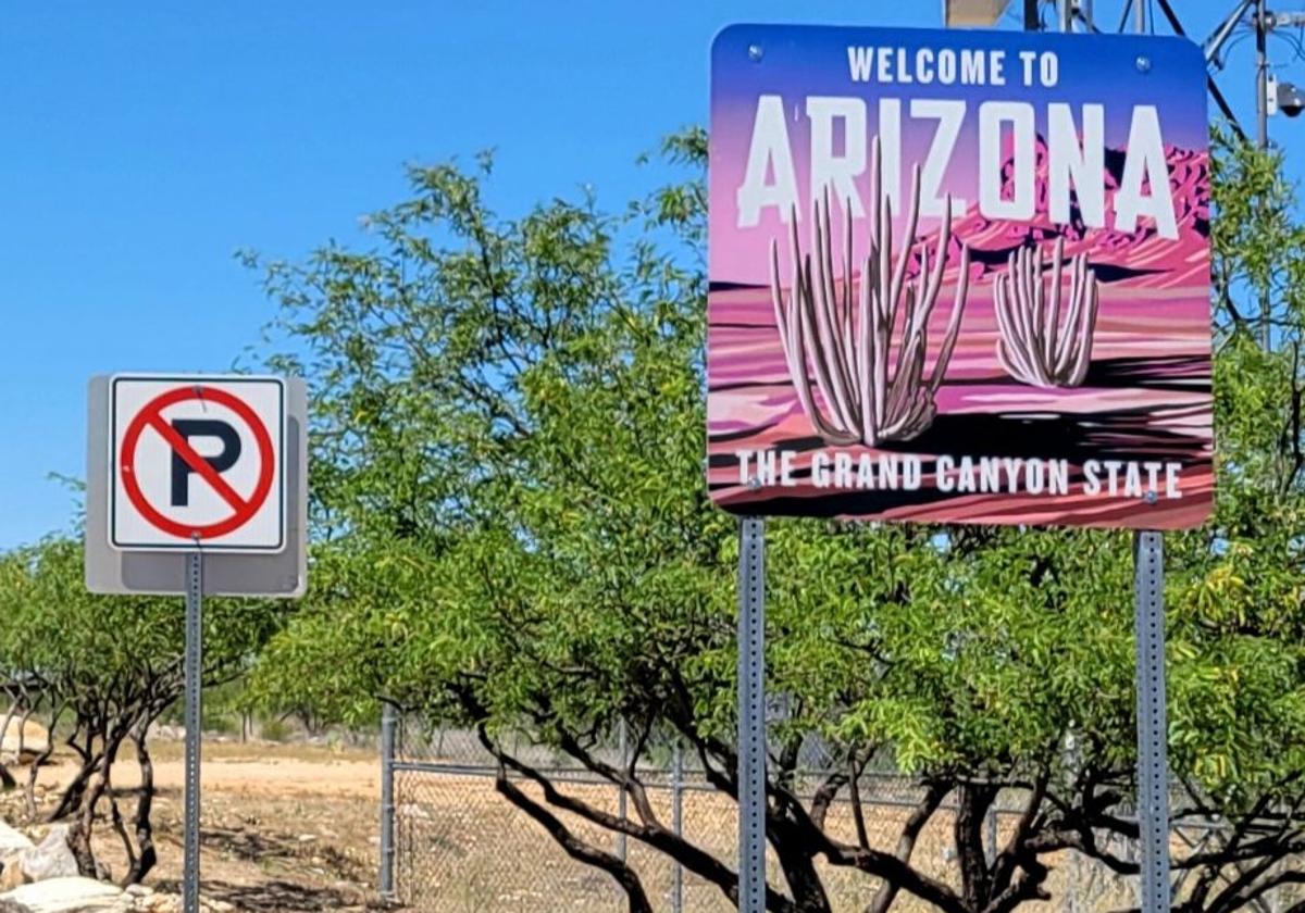 Un cartel da la bienvenida a quienes entrar en Arizona.