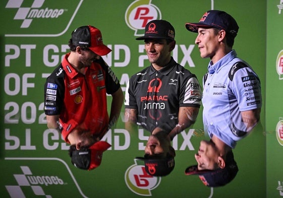 Jorge Martín, en el centro de la imagen, junto a Pecco Bagnaia y Marc Márquez.