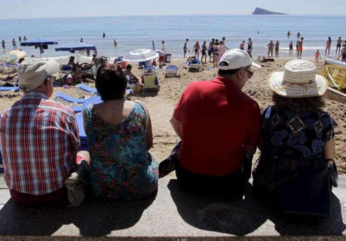 Pensionistas disfrutan de un día de playa en Levante.