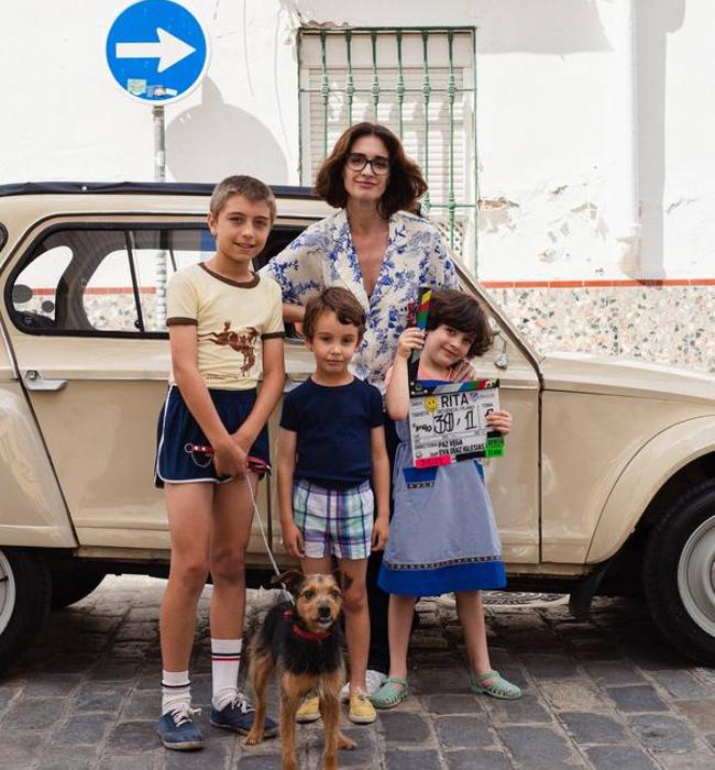 Paz Vega en el rodaje junto a los niños Sofía Allepuz, Alejandro Escamilla y Daniel Navarro.