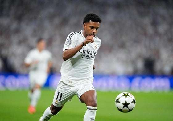 Rodrygo conduce la pelota durante el Real Madrid-Borussia Dortmund.