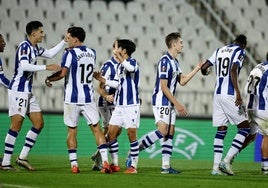 Los jugadores de la Real Sociedad celebran el gol de Sergio Gómez ante el Maccabi.